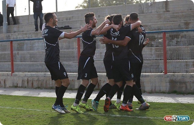 שחקני הרצליה חוגגים עם וולק (עדי מלול)